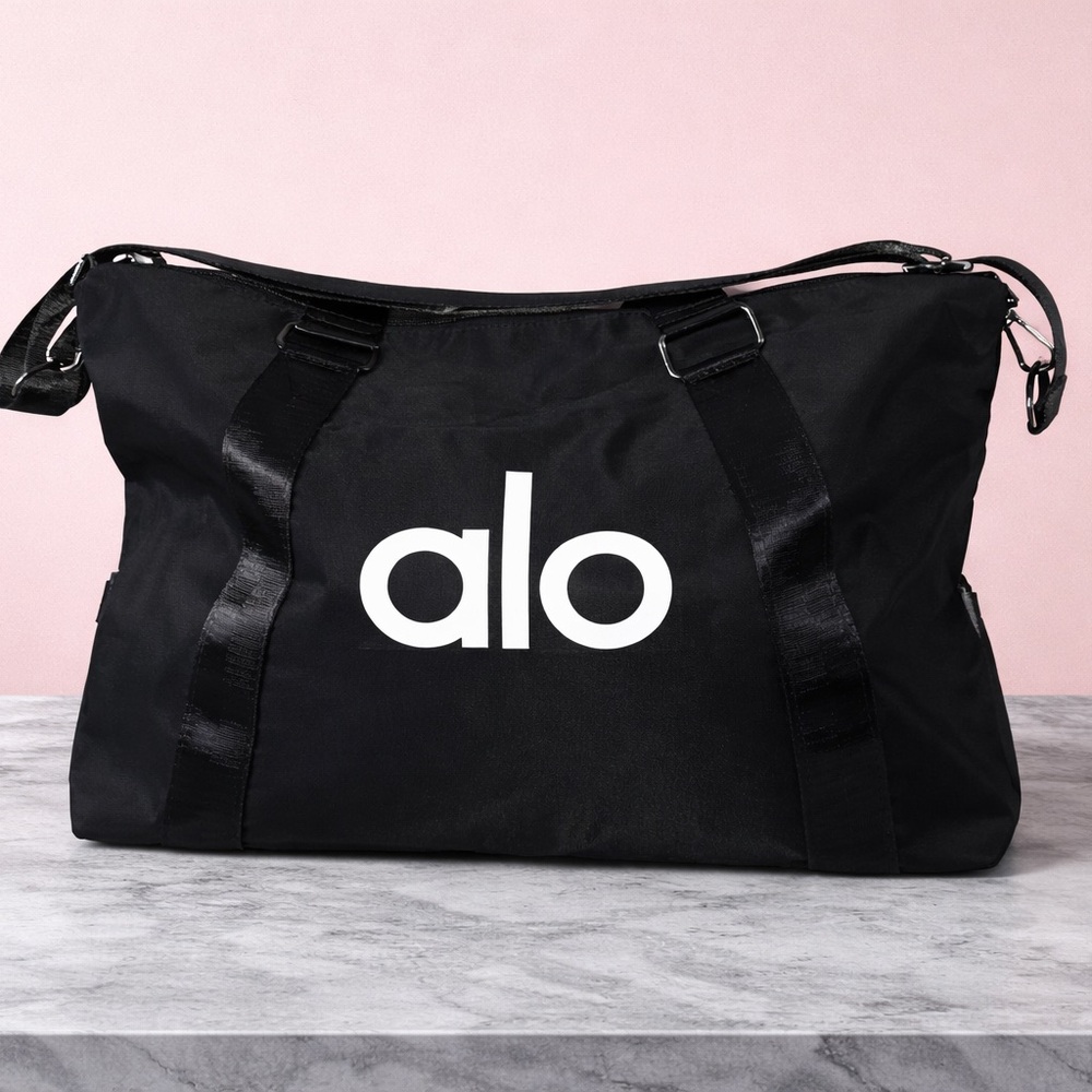 ALO Yoga Black Duffle Bag with strap New , Lost tag